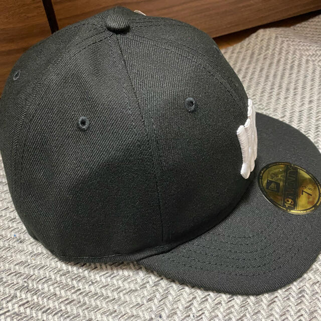 UNDEFEATED(アンディフィーテッド)のUNDEFEATED × New Era 19TWENTY 7 3/8 黒 メンズの帽子(キャップ)の商品写真