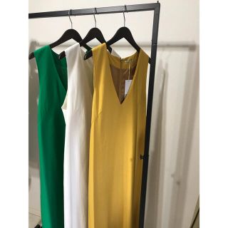 ザラ(ZARA)の大人深Vロングワンピース　黄色イエロー(ロングワンピース/マキシワンピース)