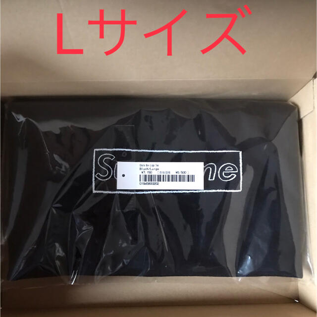 Supreme(シュプリーム)のSupreme KAWS Chalk Logo Tee Lサイズ 黒 メンズのトップス(Tシャツ/カットソー(半袖/袖なし))の商品写真