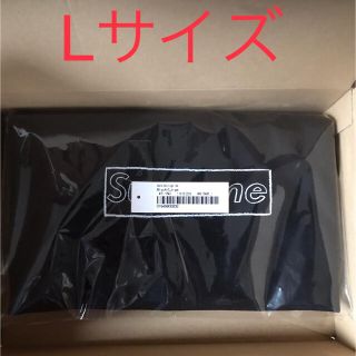 シュプリーム(Supreme)のSupreme KAWS Chalk Logo Tee Lサイズ 黒(Tシャツ/カットソー(半袖/袖なし))