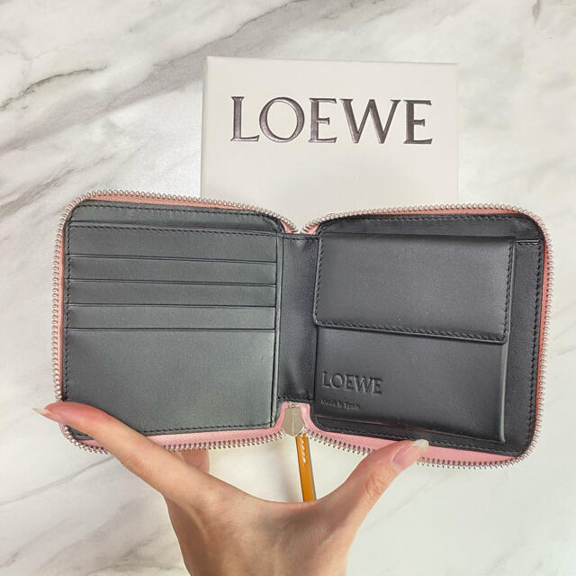 LOEWE(ロエベ)の専用ページ【新品】LOEWE アナグラム 二つ折り財布 アラウンドジップ レディースのファッション小物(財布)の商品写真