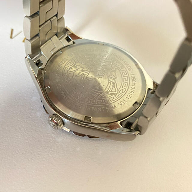 Gianni Versace(ジャンニヴェルサーチ)のヴェルサーチェ VERSACE HELLENYIUM 腕時計 クォーツ ブラック メンズの時計(腕時計(アナログ))の商品写真