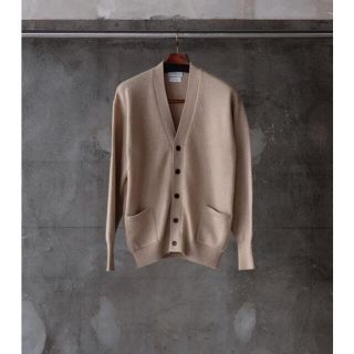 コモリ(COMOLI)のherill Golden cash cashmere cardigan (カーディガン)