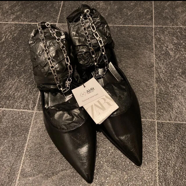 ZARA(ザラ)のザラ  チェーン付きバックストラップヒール レディースの靴/シューズ(ハイヒール/パンプス)の商品写真