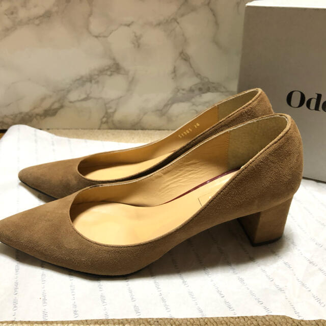 Odette e Odile(オデットエオディール)のオデットエオディール　スウェードパンプス　チャンキーヒール　ブラウン　キャメル レディースの靴/シューズ(ハイヒール/パンプス)の商品写真