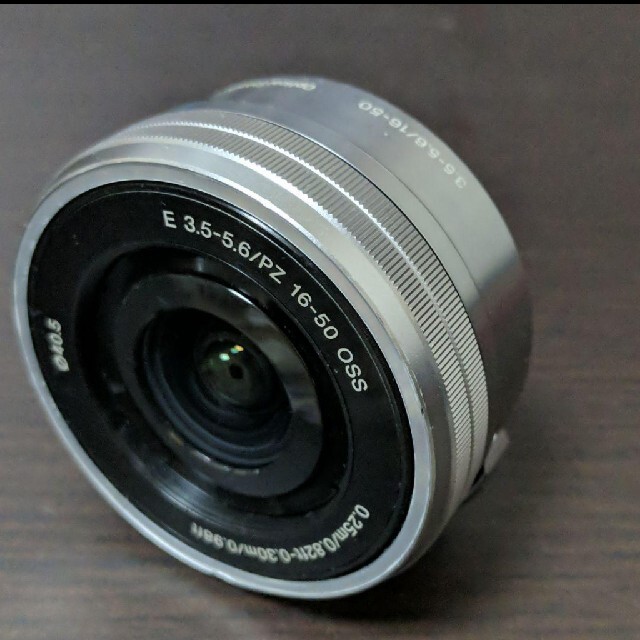 SONY(ソニー)のSONY SELP1650 ズームレンズ ソニー　シルバー スマホ/家電/カメラのカメラ(レンズ(ズーム))の商品写真