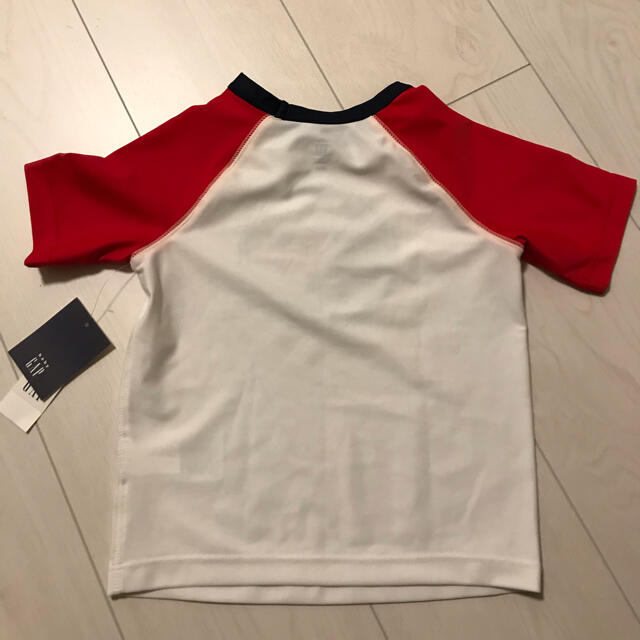 GAP(ギャップ)の【新品】GAP ラッシュガード　90センチ キッズ/ベビー/マタニティのキッズ服男の子用(90cm~)(水着)の商品写真