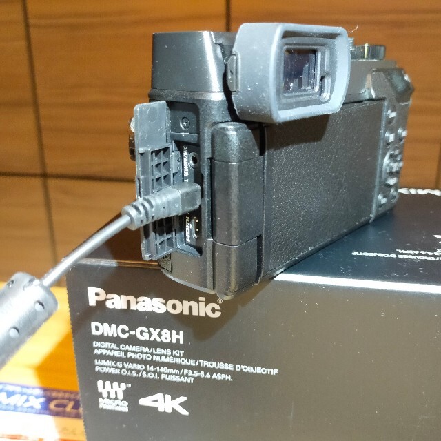 Panasonic(パナソニック)のLUMIX DMC-GX8ボディ★美品シャッター1172回のみ！★皮カバー付 スマホ/家電/カメラのカメラ(ミラーレス一眼)の商品写真