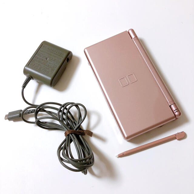 ニンテンドーDS(ニンテンドーDS)のニンテンドーDS lite ライト 本体 ピンク 充電器付き エンタメ/ホビーのゲームソフト/ゲーム機本体(携帯用ゲーム機本体)の商品写真