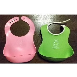 ベビービョルン(BABYBJORN)の便利なプラスチック製エプロン１枚350円2枚450円(お食事エプロン)