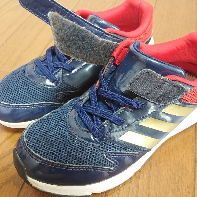 adidas(アディダス)のアディダス 21cm キッズ/ベビー/マタニティのキッズ靴/シューズ(15cm~)(スニーカー)の商品写真