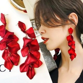 ザラ(ZARA)の◆インポートピアス◆大人気再入荷◆赤い花びらロングピアス/フラワーペタルピアス(ピアス)