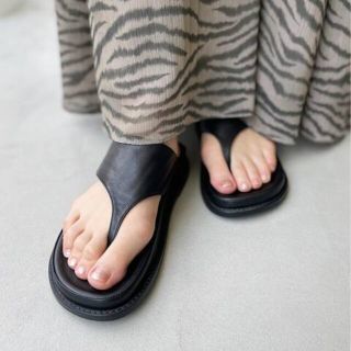 アパルトモンドゥーズィエムクラス(L'Appartement DEUXIEME CLASSE)の【MOHI/モヒ】SANDAL ブラック(サンダル)