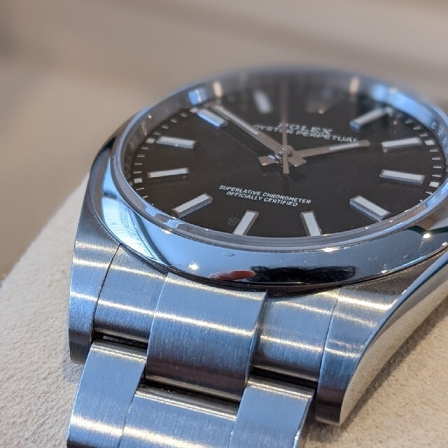 ROLEX(ロレックス)のロレックスオイスターパーペチュアル39mm 114300 黒文字盤 ほぼ未使用 メンズの時計(腕時計(アナログ))の商品写真