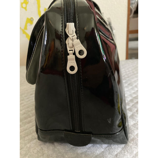agnes b.(アニエスベー)のアニエス・ベー　肘掛けBAG 合皮エナメルブラック レディースのバッグ(ボストンバッグ)の商品写真