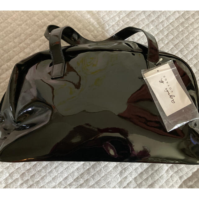 agnes b.(アニエスベー)のアニエス・ベー　肘掛けBAG 合皮エナメルブラック レディースのバッグ(ボストンバッグ)の商品写真