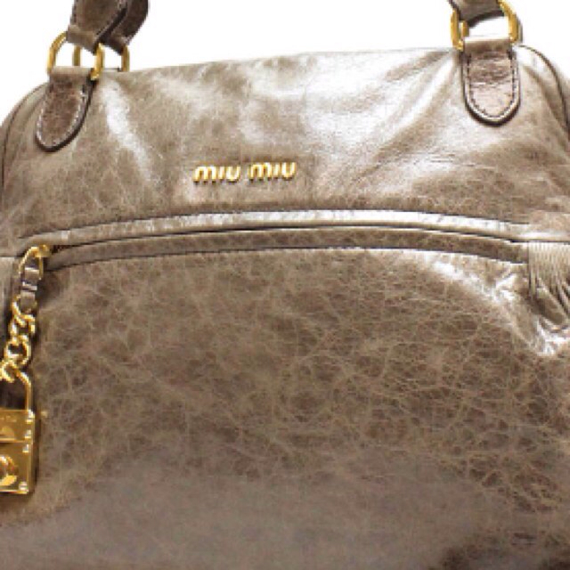 miumiu(ミュウミュウ)のmiumiu 新品未使用 バッグ レディースのバッグ(ハンドバッグ)の商品写真