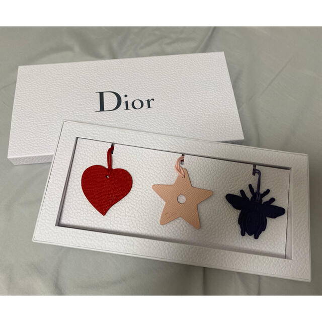 Dior(ディオール)の【新品】Dior ギフト ノベルティ チャーム 3種 箱付き エンタメ/ホビーのコレクション(ノベルティグッズ)の商品写真