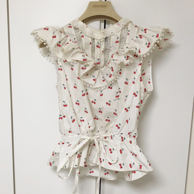 MARC JACOBS(マークジェイコブス)のMARC JACOBS IVORY CHERRY VICTORIAN TOP S レディースのトップス(シャツ/ブラウス(半袖/袖なし))の商品写真