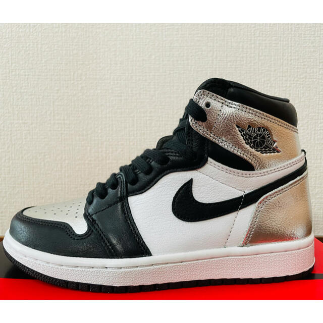 NIKE(ナイキ)のNIKE WMNS AJ1 HIGH OG SILVER TOE 23cm レディースの靴/シューズ(スニーカー)の商品写真