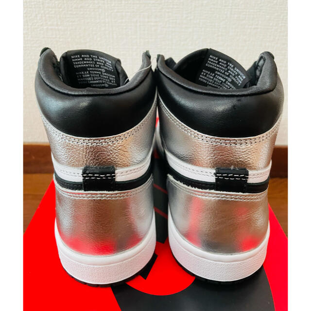 NIKE(ナイキ)のNIKE WMNS AJ1 HIGH OG SILVER TOE 23cm レディースの靴/シューズ(スニーカー)の商品写真