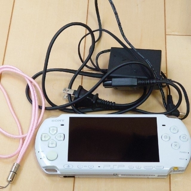 PlayStation Portable(プレイステーションポータブル)のPSP3000本体（メモリーカード4GB、箱付き）とソフト3本セット エンタメ/ホビーのゲームソフト/ゲーム機本体(携帯用ゲーム機本体)の商品写真