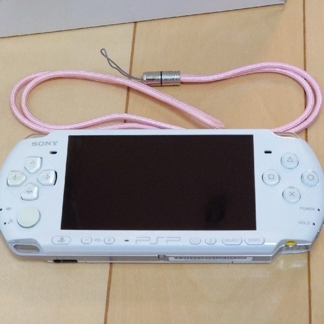 PlayStation Portable(プレイステーションポータブル)のPSP3000本体（メモリーカード4GB、箱付き）とソフト3本セット エンタメ/ホビーのゲームソフト/ゲーム機本体(携帯用ゲーム機本体)の商品写真