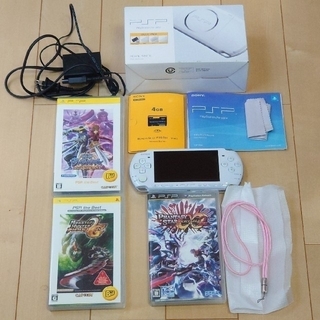プレイステーションポータブル(PlayStation Portable)のPSP3000本体（メモリーカード4GB、箱付き）とソフト3本セット(携帯用ゲーム機本体)