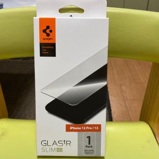 シュピゲン(Spigen)のiPhone12Pro/12 ガラスフィルム(保護フィルム)