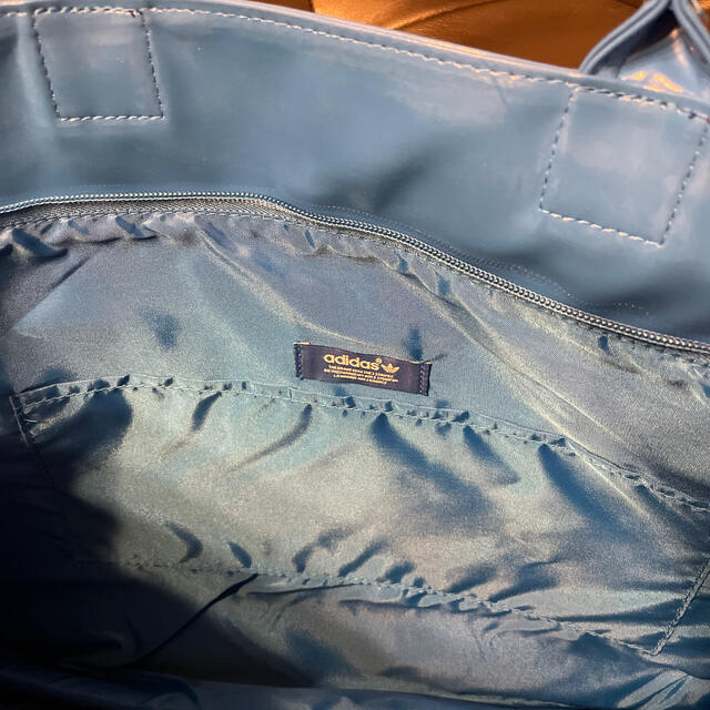 adidas(アディダス)のアディダスオリジナルス エナメルショッパーバッグ トートバッグ パテント ビーチ メンズのバッグ(トートバッグ)の商品写真