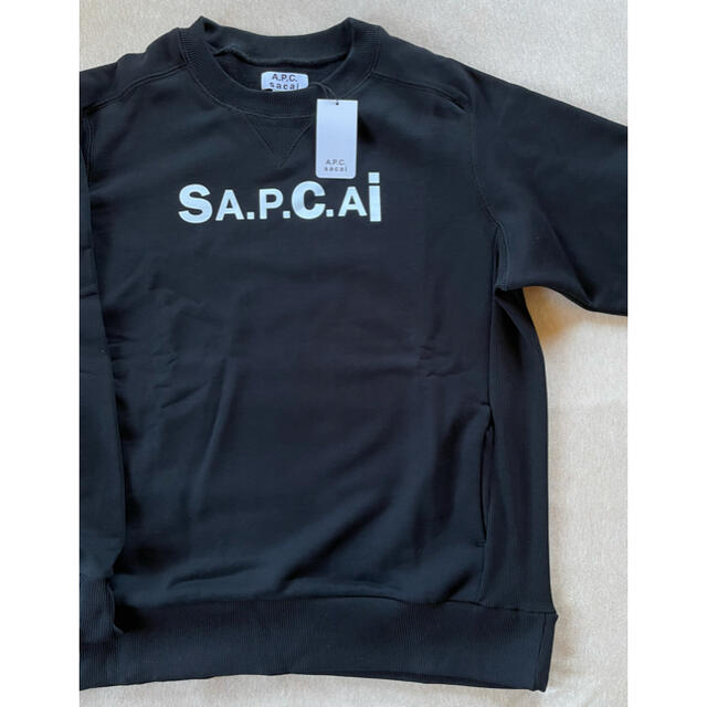 sacai(サカイ)の黒L新品 sacai A.P.C. メンズ ロゴ スウェット シャツ サカイ メンズのトップス(スウェット)の商品写真
