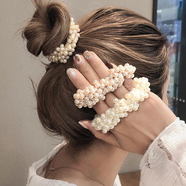 新品　大人気　パールヘアゴム　シュシュ　お洒落　ベージュ　結婚式　韓国風 レディースのヘアアクセサリー(ヘアゴム/シュシュ)の商品写真