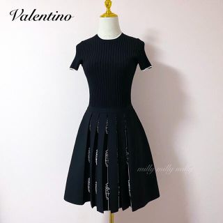 ヴァレンティノ(VALENTINO)の【VALENTINO】2019ロゴニットワンピース(ひざ丈ワンピース)