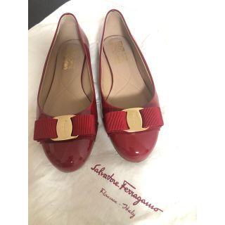 サルヴァトーレフェラガモ(Salvatore Ferragamo)の美品！フェラガモ  フラットジュース☆ヴァリナ　赤　パテント　エナメル(バレエシューズ)