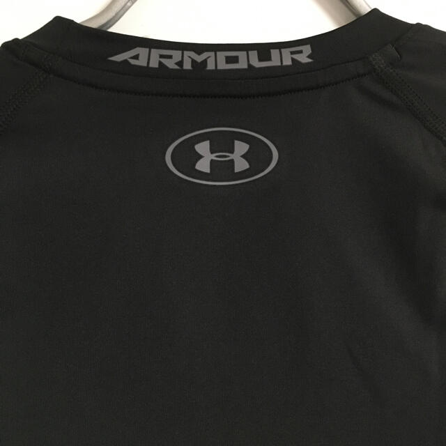 UNDER ARMOUR(アンダーアーマー)のアンダーアーマー Tシャツ　半袖　さらさら速乾　ストレッチ　ブラック　160 キッズ/ベビー/マタニティのキッズ服男の子用(90cm~)(Tシャツ/カットソー)の商品写真