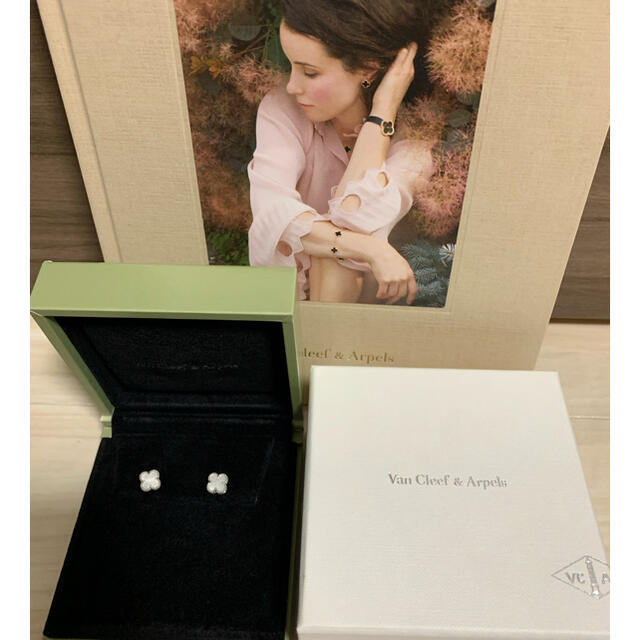 Van Cleef & Arpels(ヴァンクリーフアンドアーペル)の【極美品】ヴァンクリーフ ＆ アーペル　 スウィート アルハンブラ ピアス WG レディースのアクセサリー(ピアス)の商品写真