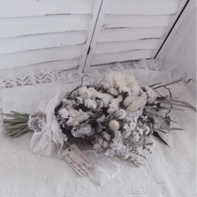 ホワイトぷっくり薔薇と大輪ラナンキュラス スワッグa ハンドメイドのフラワー/ガーデン(ドライフラワー)の商品写真