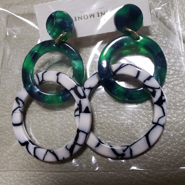 Ane Mone(アネモネ)のアネモネ　anemone サークル　サマーピアス　ストーンモチーフ柄　green レディースのアクセサリー(ピアス)の商品写真