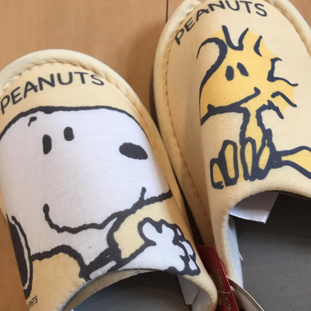 PEANUTS(ピーナッツ)の【新品タグ付】スヌーピー  スリッパ  ルームシューズ 2足セット インテリア/住まい/日用品のインテリア小物(スリッパ/ルームシューズ)の商品写真