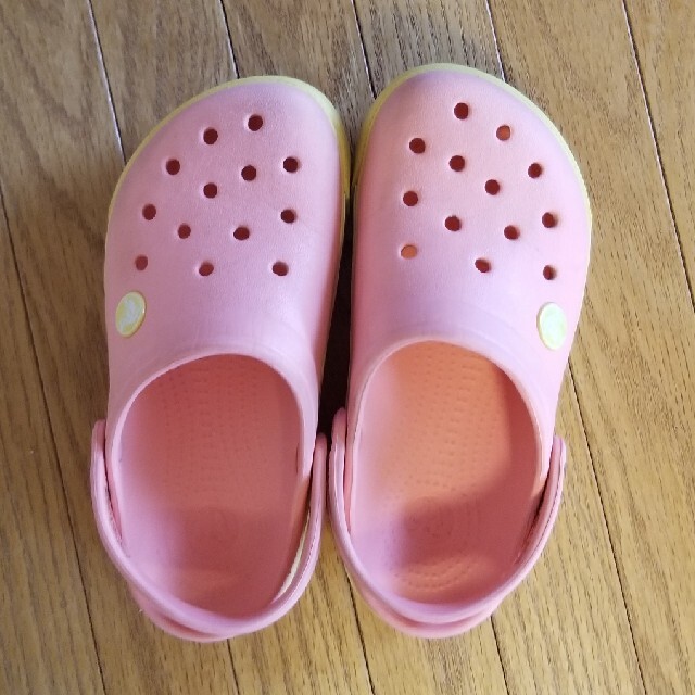 crocs(クロックス)のクロックスサーモンピンク12～13センチ キッズ/ベビー/マタニティのベビー靴/シューズ(~14cm)(サンダル)の商品写真