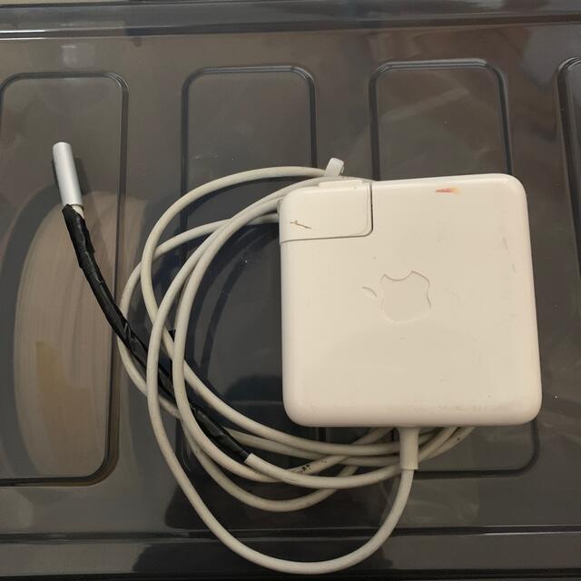 MAC(マック)のジャンク　MACBook Air 充電器　ACアダプター スマホ/家電/カメラのスマートフォン/携帯電話(バッテリー/充電器)の商品写真