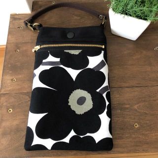 マリメッコ(marimekko)のスマホケース　スマホポーチ　かわいい！　ハンドメイド　マリメッコ  ウニッコ(ポーチ)