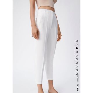 ザラ(ZARA)のzara今季ハイライズハイウエストパンツSホワイト(クロップドパンツ)