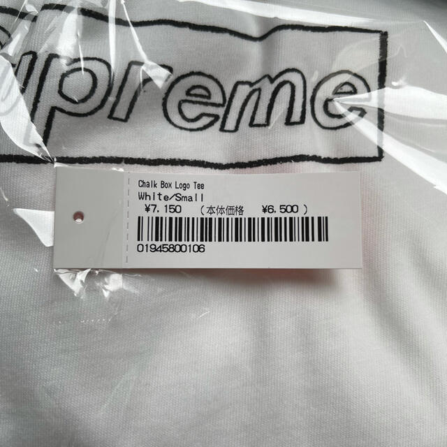 Supreme(シュプリーム)のS Supreme Kaws Chalk Logo Tee 白 ホワイト メンズのトップス(Tシャツ/カットソー(半袖/袖なし))の商品写真