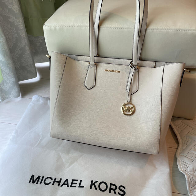 Michael Kors(マイケルコース)のマイケルコース　トートバッグ　ホワイト　アイボリー　新品　未使用 レディースのバッグ(トートバッグ)の商品写真