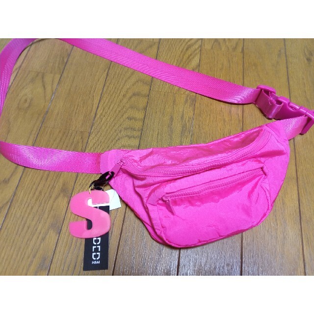 ZARA(ザラ)のエイチアンドエムきれいなピンク色ボディバッグ🌺🌺🤩 レディースのバッグ(ボディバッグ/ウエストポーチ)の商品写真