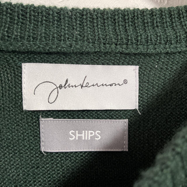 SHIPS(シップス)のSHIPS×JOHN LENNON 長袖ニット　オリーブ色 メンズのトップス(ニット/セーター)の商品写真