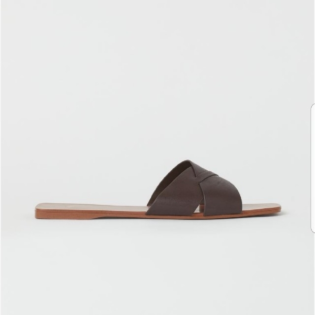 H&M(エイチアンドエム)のH&M　(37　ダークブラウン)　スクエアトゥクロスストラップ　フラットサンダル レディースの靴/シューズ(サンダル)の商品写真