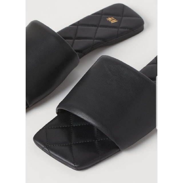 H&M(エイチアンドエム)のH&M　(36 黒)　キルティング　スクエアトゥ　フラットサンダル レディースの靴/シューズ(サンダル)の商品写真