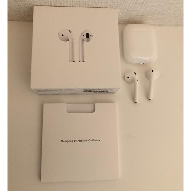 Apple(アップル)のApple AirPods with Charging CaseMV7N2J/A スマホ/家電/カメラのオーディオ機器(ヘッドフォン/イヤフォン)の商品写真
